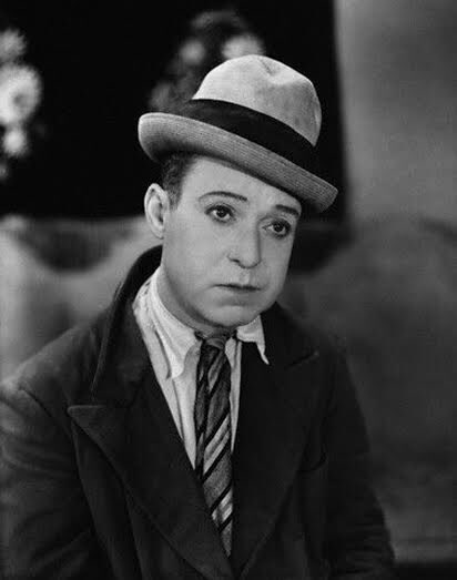  #LesCinéastesDuHangarRangée 2 :39 - HARRY LANGDON15 juin 1884 - 22 décembre 1944(U.S.A.)Acteur, producteur et scénariste- L’Athlète Incomplet (26)- Plein les Bottes (26)- Sa Dernière Culotte (27)- Wise Guys (36)- Têtes de Pioche (38)- Deux Bons Copains (39)