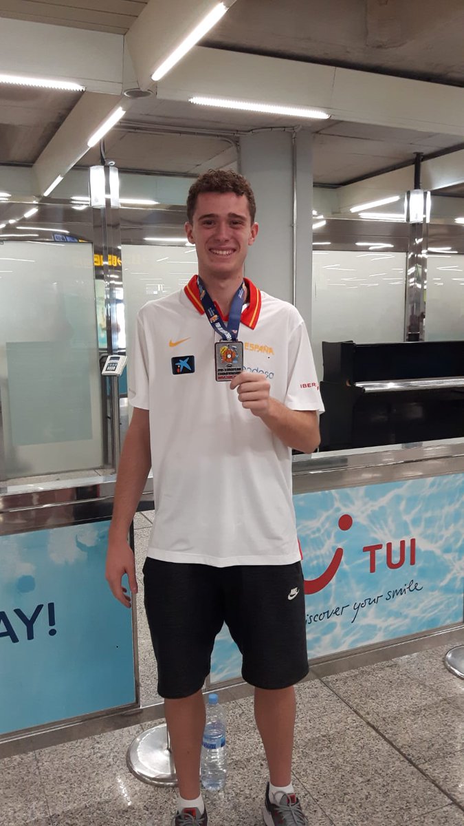 Webesport's tweet photo. #NotiWE Helena Pueyo y Pau Tendero regresan con sus medallas de plata en los Europeos de baloncesto.
·https://t.co/exmkey8zJd https://t.co/pzeQ9AKIpL