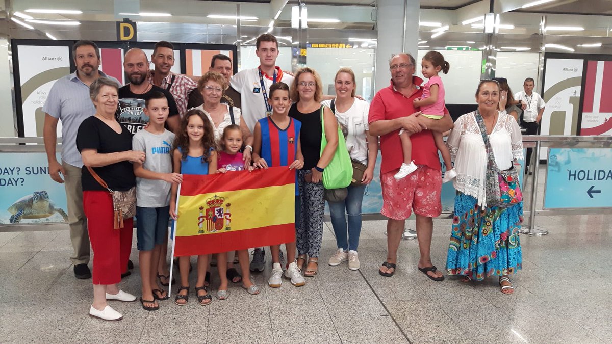 Webesport's tweet photo. #NotiWE Helena Pueyo y Pau Tendero regresan con sus medallas de plata en los Europeos de baloncesto.
·https://t.co/exmkey8zJd https://t.co/pzeQ9AKIpL