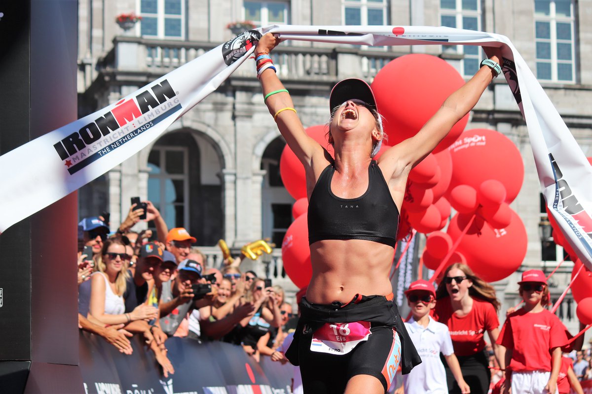 Deze week 4 jaar geleden kwam Els als schipbreukeling na 8 uur zwemmen aan op een onbewoond, vulkanisch eiland. Onlangs won ze de Ironman Triathlon. 'Ik dronk mijn eigen urine' <a href="/BlendleNL/">Blendle</a> <a href="/Reporters_nl/">Reporters Online</a> blendle.com/i/reporters-on… … … (foto: <a href="/ChristieBrouwer/">Christie Brouwer</a>)