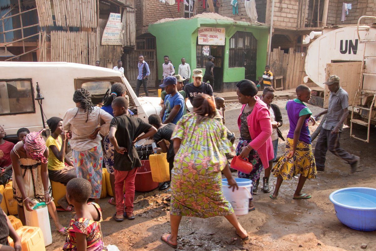 MONUSCO's tweet image. 2/2 En fournissant de l'eau potable aux habitants du quartier Nyalukemba touché par un incendie le vendredi 17 août, la #MONUSCO apporte son réconfort à une centaine des ménages en cette de saison sèche où l’eau se fait rare dans les robinets. #RDC, #Bukavu