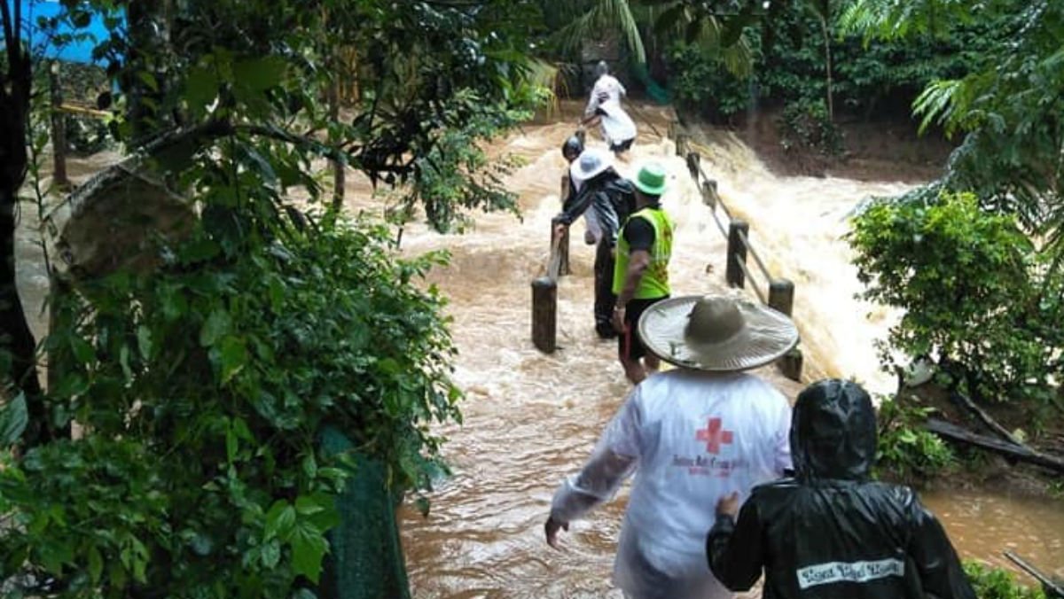 BritishRedCross's tweet photo. 🚨 Communities in #Kerala are facing the worst monsoon floods in over a century. 

The @IndianRedCross is supporting search and rescue efforts, giving aid and providing medical care. ➡️ https://t.co/1rxKNs5pjb https://t.co/gQFmvxgcga