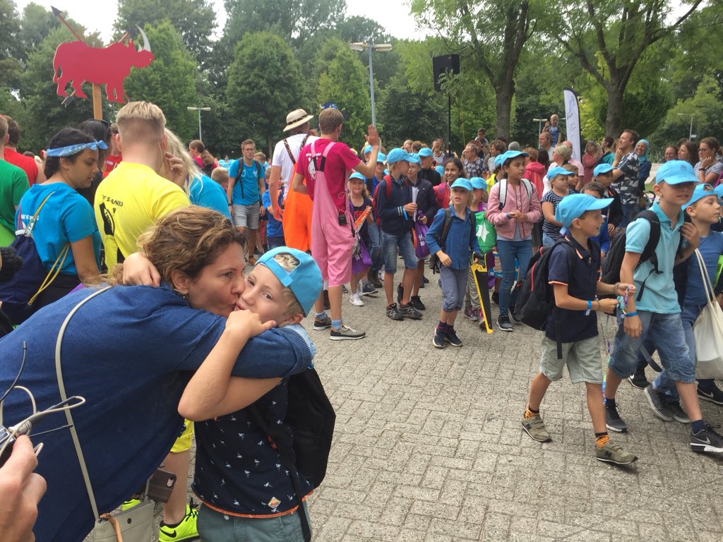 De 14e editie #huttendorphoorn is geopend door wethouder #samirbashara. Ruim 900 kinderen en 200 begeleiders gaan het timmeravontuur aan! <a href="/hoorn/">Hoorn</a>