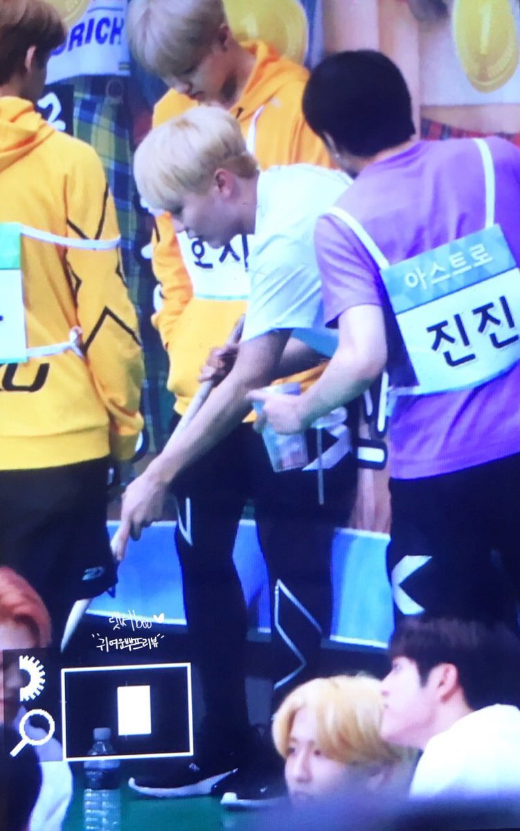 180820 jinwoo and minhyuk helping seungkwan clean up the shards of his broken cup lol꒰  #라키  #승관  #진진  #세븐틴  #아스트로 ꒱ https://twitter.com/lesserboo_0116/status/1031494044067590145?s=21