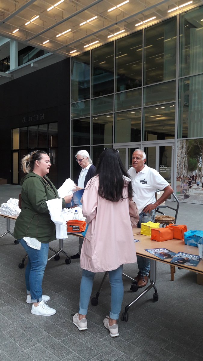 Ruim 4000 nieuwe studenten (800 meer dan vorig jaar!) van de Erasmus Universiteit krijgen vandaag een rondleiding door Rotterdam als aftrap van de #eurekaweek.  Gemeente Rotterdam deelt polo's uit aan medewerkers die vanmiddag in de stad de studenten ontvangen. #stadsbakens010