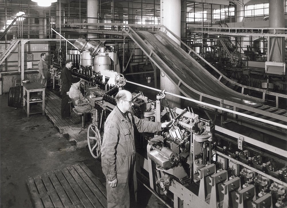 Altia &amp; Rajamäen tehdas täyttävät tänään 130 vuotta! Kaikki sai alkunsa Rajamäelle vuonna 1888 perustetusta hiivatehtaasta. Vuosien varrella Rajamäellä on valmistettu niin hiivaa, etikkaa, alkoholijuomia kuin hajuvesiäkin. altiagroup.com/fi/uutiset/uut… #Altia130v #Rajamäki