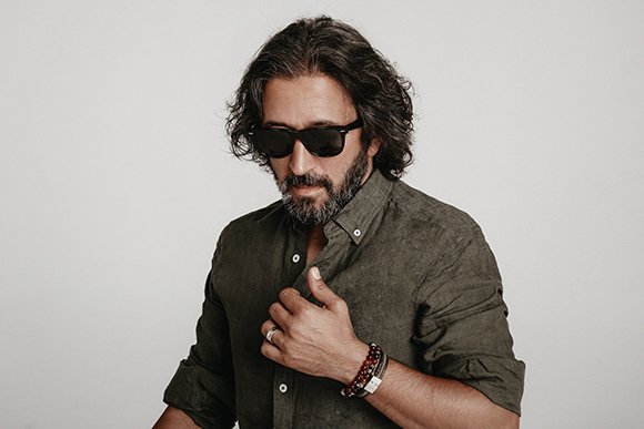 Başarılı sanatçı Fettah Can, yeni şarkısı 'Aradığım Aşk'ı müzikseverlerin beğenisine sundu. Usta müzisyen, dokuzuncu single çalışması olan 'Aradığım Aşk'ın söz ve müziğini Alper Narman'la beraber hazırlarken, şarkının düzenlemesine de yine kendi imzasını attı. #music