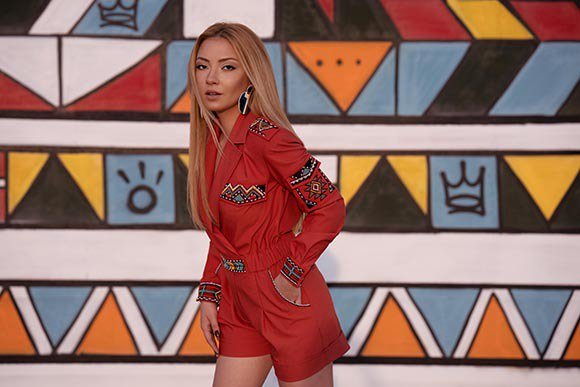 Türk pop müziğinin en başarılı ve en çok konuşulan isimlerinden Ece Seçkin, 'Dibine Dibine' isimli hareketli ve enerji dolu yeni şarkısını dinleyicilerle buluşturuyor.