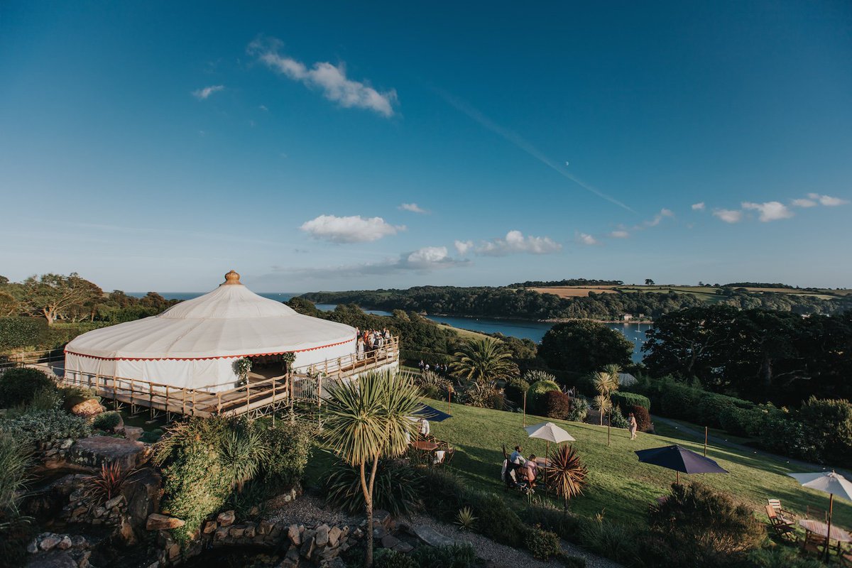 Planning a wedding but don't want the stress.  Check out our stress buster guide featuring @JennyWrenEvents and The Unique Cornish Event Company #weddingscornwall #weddingplanning #spaceandrock
spaceandrock.co.uk/how-to-throw-y…