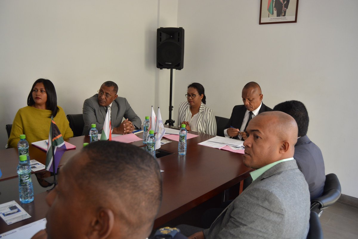 CfimMadagascar's tweet photo. Visite du Premier Ministre Malagasy au CFIM:
Le CFIM est un outil d'accélération de l'alliance #sécurité_maritime_développement_économique, un défi auquel toutes les structures étatiques ou non étatiques malagasy œuvrant dans le domaine maritime devraient s'impliquer. https://t.co/yj8Rz3Hsbw