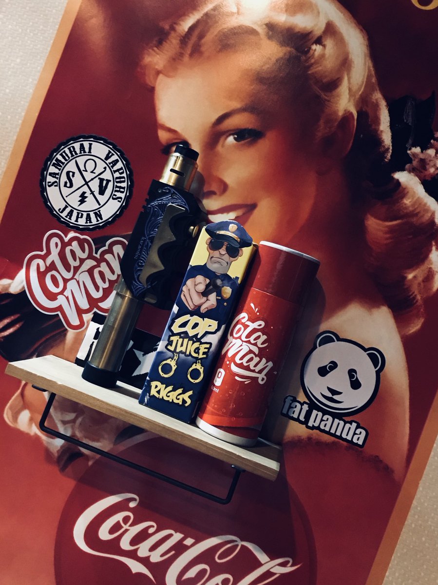 blue120884's tweet photo. 今日は雨で出かけるか迷ったけどR2VAPEさんに行ってきました。
COP JUICEはアメリカンなポップコーンで自宅で映画見る時にピッタリですよ！ちなみにコーラマンは吸う前に激しくシェイクするのがいいみたいです！
#vape
#r2vape
#copjuice https://t.co/YMZeg6Xg2A