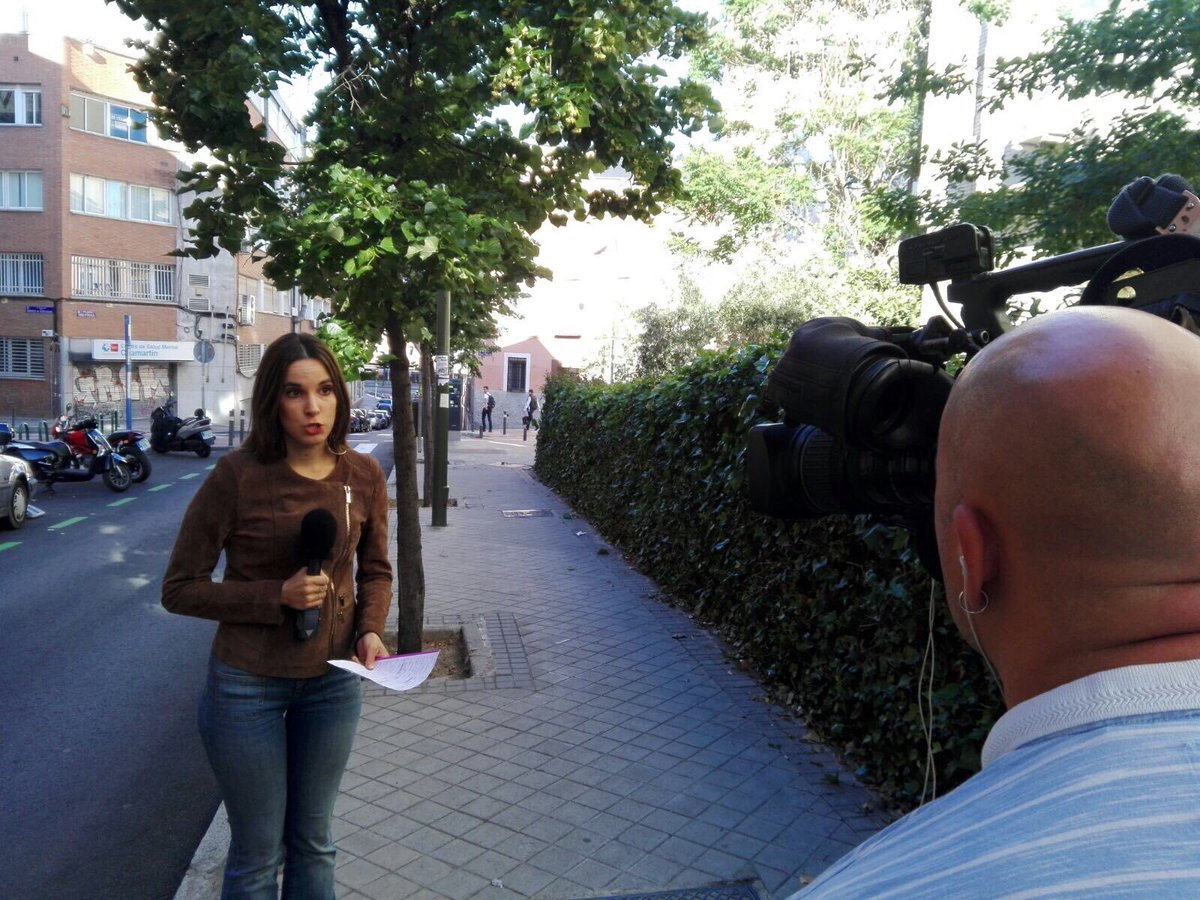 ReporCursoAPM's tweet photo. 🔊🔊Agosto en recta final y aún no sabes qué vas a hacer el curso que viene???🤷‍♀️🤷‍♂️🤦‍♂️
En el II Curso de Reporterismo 🎥🎥de la APM. Aprenderás a manejarte delante de la cámara de la mano de los mejores profesionales 📺📺INFÓRMATE EN https://t.co/FHw1FayEs2 https://t.co/WZMLfXey94
