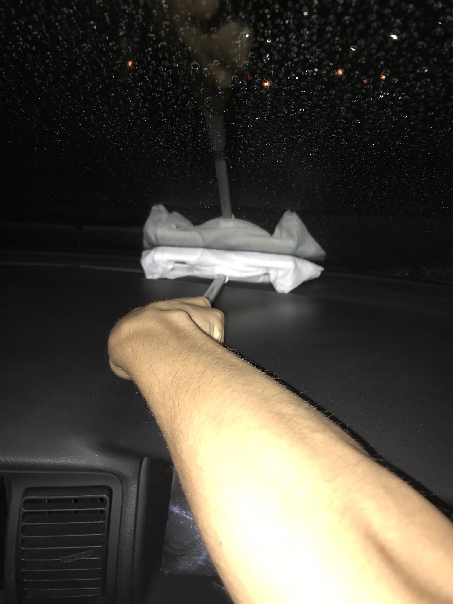 びーこん ダイソーで売ってる網戸用ワイパー 車のフロントガラスの内側を拭くのに超便利 びーこん ダイソーで売ってる網戸用ワイパー 車のフロントガラスの内側を拭くのに超便利