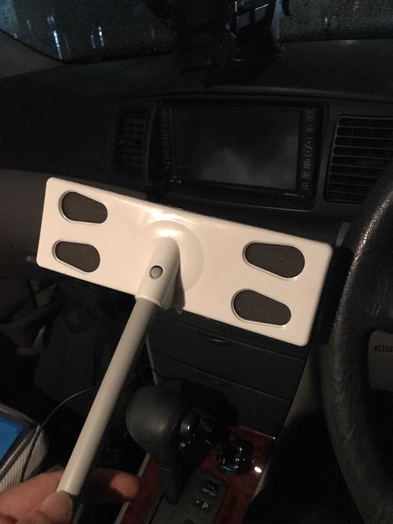 びーこん ダイソーで売ってる網戸用ワイパー 車のフロントガラスの内側を拭くのに超便利 びーこん ダイソーで売ってる網戸用ワイパー 車のフロントガラスの内側を拭くのに超便利