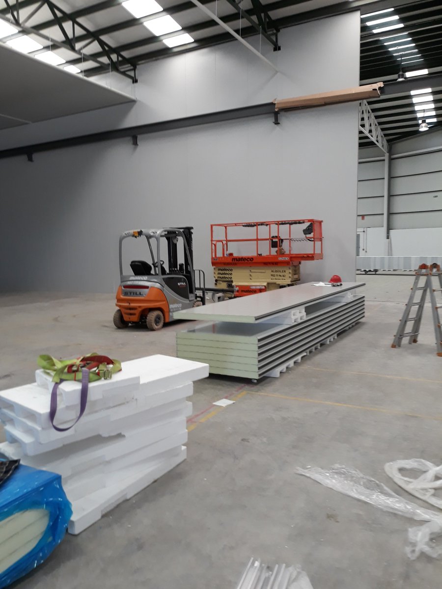 #Carretilla #Electrica #Still y #Plataforma #Tijera #Electrica #JLG trabajando en cámara frigorífica de una nave en construcción