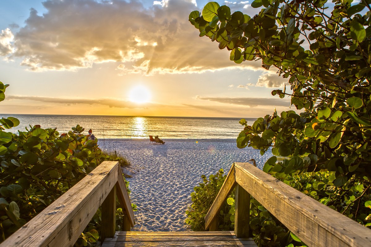 CoveInnNaples's tweet photo. Step this way and into paradise. Can we tempt you? #extendsummer https://t.co/RJlWRF3wi0 https://t.co/bdBCpRiRM5