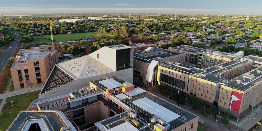 Aurecon's tweet photo. Aurecon scoops 2 #CESAAonAwards2018! Take a bow @Shamiso_K for winning 'Young Engineer of the Year' 👏 Congrats to the Sol Plaatje University Library and Student Resources Building team winning 'Projects with a value between R50 million and R250 million' > https://t.co/kO0fWK4IbT https://t.co/ZB2yYfUzp6