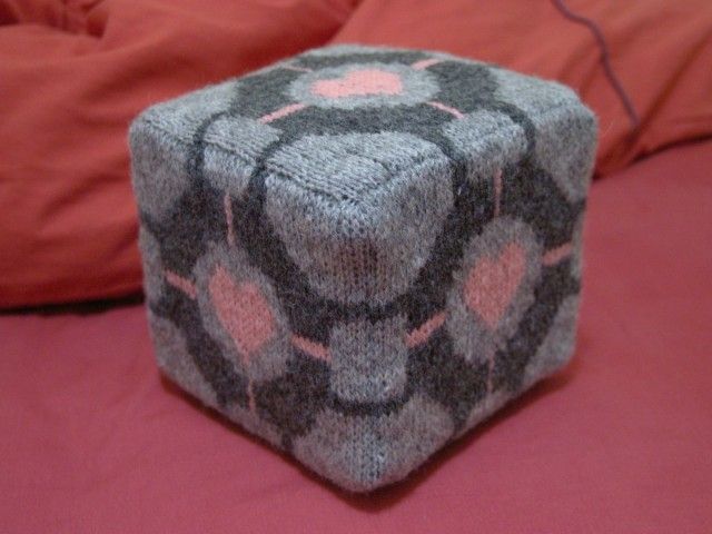 knithacker's tweet image. She Knit a Companion Cube! buff.ly/2KJXGIH #knit #knitting #companioncube