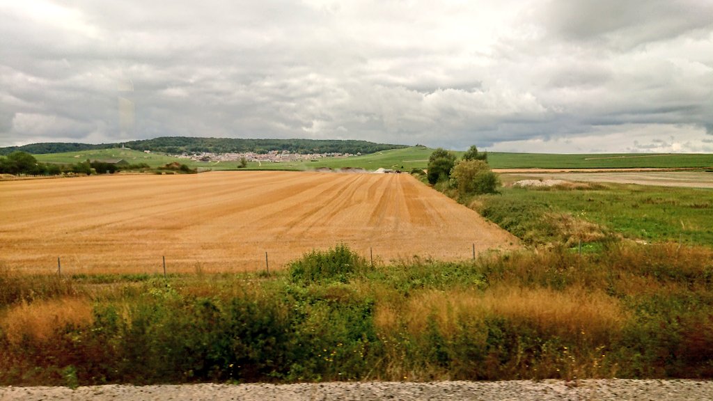 briceperrin's tweet photo. Ça va aussi vite qu'une Porsche 911 Turbo, mais en toute légalité et sans nécessiter un arrêt à la pompe tous les 250 km. Et en plus le WiFi marche (et c'est gratuit). C'est chouette le TGV 😁 https://t.co/RX9oNRQgoQ