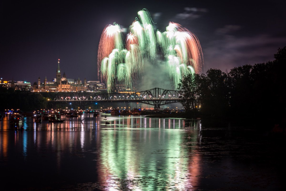 jpeltzer's tweet photo. A few more fireworks shots from the finale of #CLLSoundofLight2018 on Saturday. Tune-in next year for more! #DailyPhoto #MyOttawa https://t.co/OZB3IvmqFg