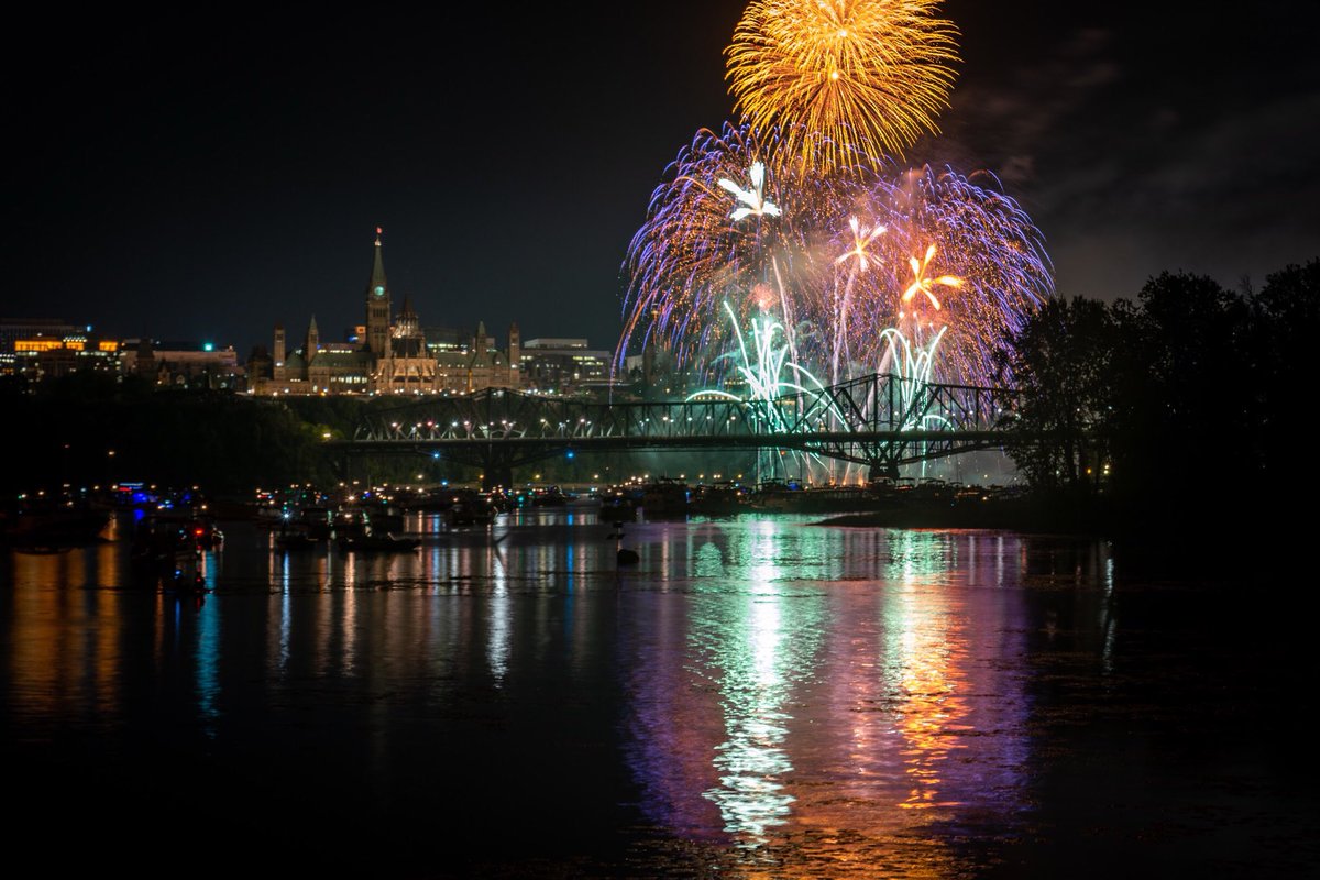 jpeltzer's tweet photo. A few more fireworks shots from the finale of #CLLSoundofLight2018 on Saturday. Tune-in next year for more! #DailyPhoto #MyOttawa https://t.co/OZB3IvmqFg