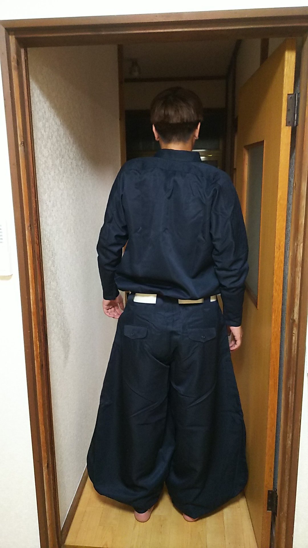 かぉしゃん Kpg 息子っちの作業着姿 めちゃカッコいくて バイトから帰って来て 後姿撮らせて貰った 艸 たまらん めちゃカッコいい似合いすぎ 親ばかでもなんでもいい 作業着姿 うちの息子っちイケメン たまりません T Co