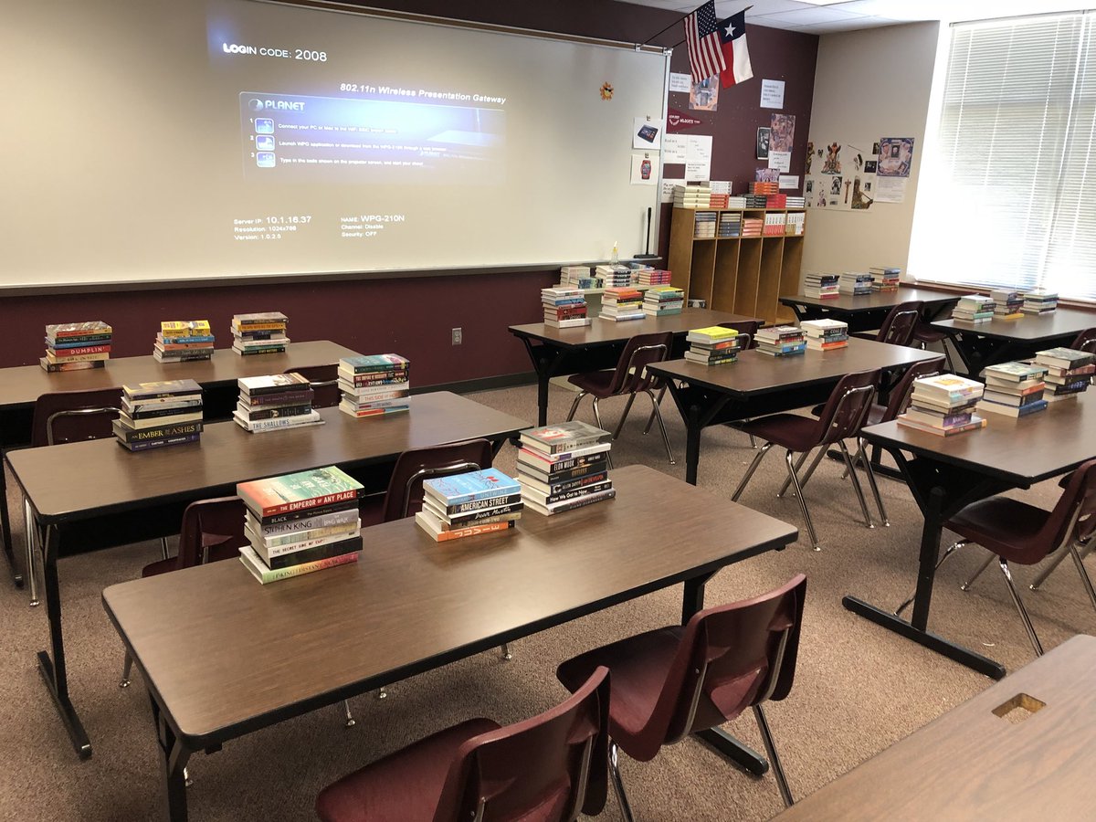 thebillyeastman's tweet photo. Check out how Mr. Russell’s Ss will be greeted by books on their first day #backtoschool! @CreekWildcats @CreekReads #CCISDela https://t.co/utSuBNn4US