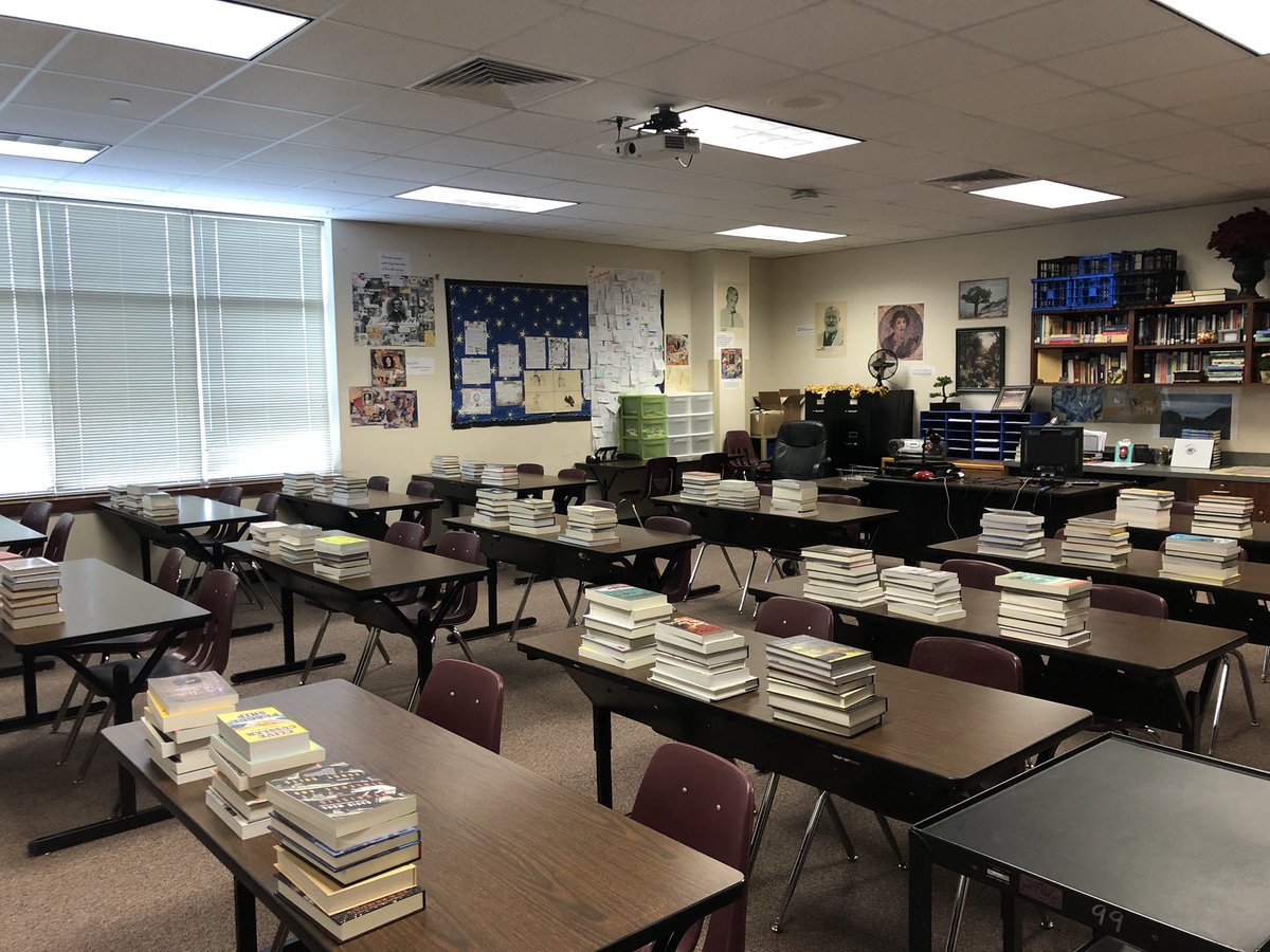 thebillyeastman's tweet photo. Check out how Mr. Russell’s Ss will be greeted by books on their first day #backtoschool! @CreekWildcats @CreekReads #CCISDela https://t.co/utSuBNn4US