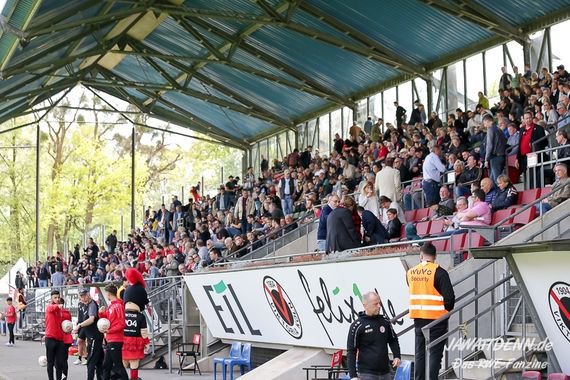 FasziFankurve's tweet photo. Im #Sportpark #Höhenberg kam es gestern nach rassistischen Rufen beim #DFBPokal-Spiel gegen #RBLeipzig zu Auseinandersetzungen unter #Viktoria #Köln-Fans: #VIKRBL https://t.co/hYnVuUbRoE https://t.co/mru98l03UG