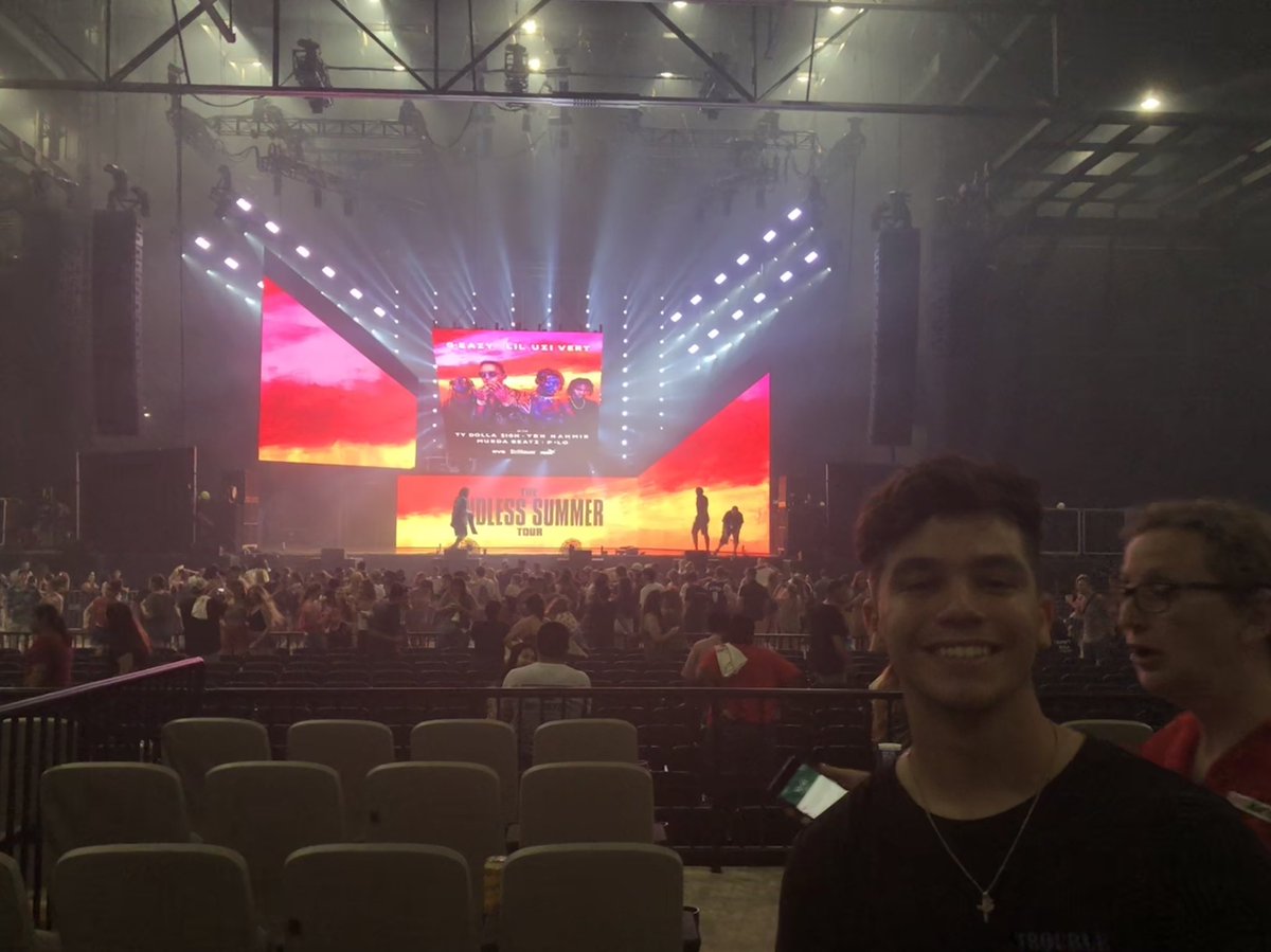 emb613's tweet photo. Wishing the biggest happy birthday to the loml you have made me so happy this past year so thank you. I love you lots here’s to 19.❤️ https://t.co/UYpiqQxIEb