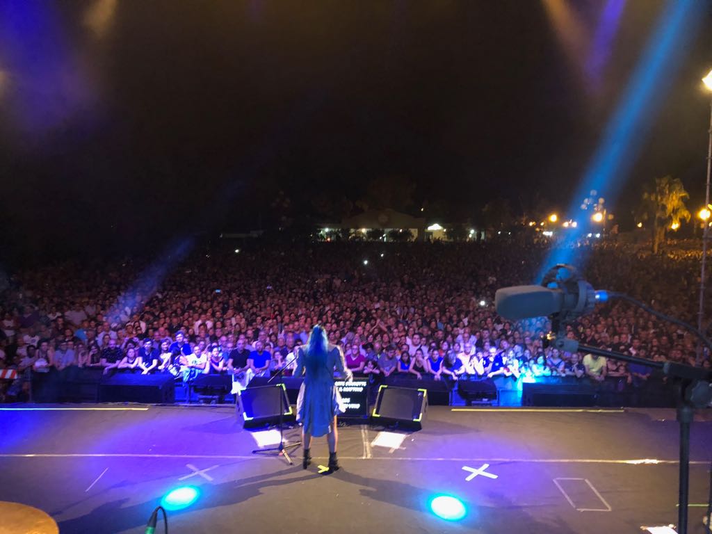 LoredanaBerte's tweet photo. Grazie Nova Siri mi avete sommersa di amore ❤
#amichesi #nontidicono #aspettandolalbum #novasiri #bluehair #musicaitaliana #livemusic #summerconcert https://t.co/sDMHEmMaIF