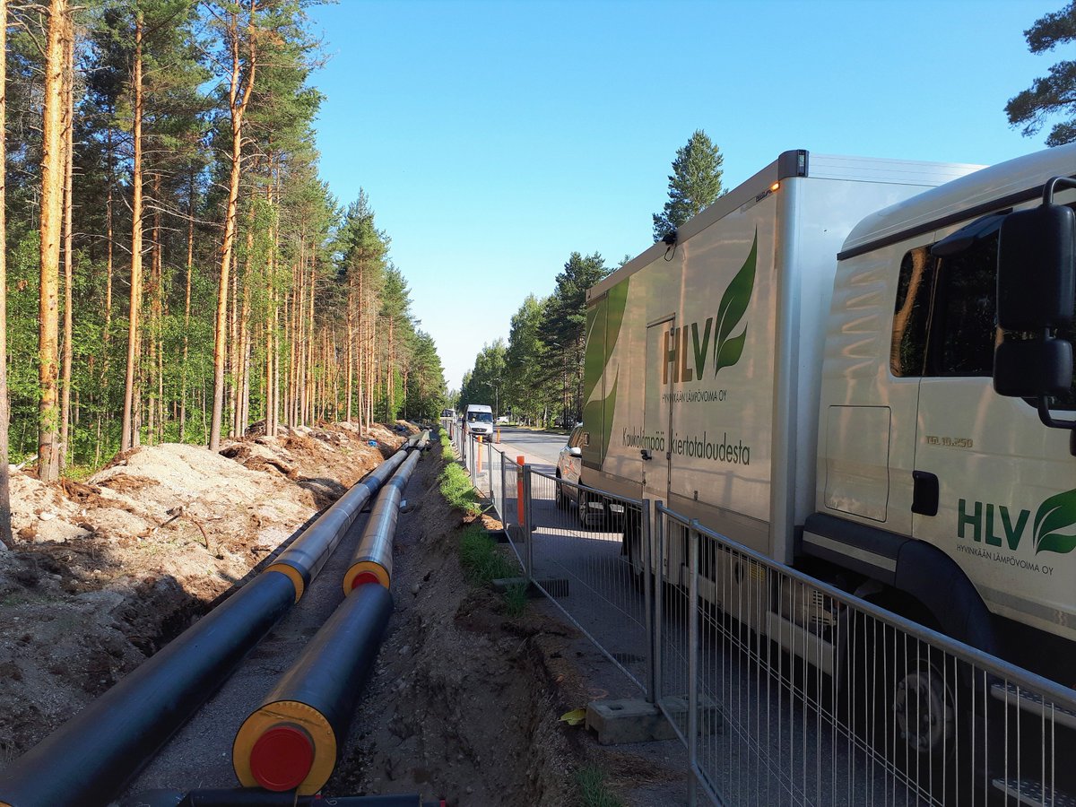 Kaukolämpöverkoston parannustyöt Riihimäenkadulla ovat edenneet putkiasennusvaiheeseen. Kun verkoston siirtokapasiteetti kasvaa, paranee myös kaukolämpöjärjestelmän ennestään korkea energiatehokkuus. Lämpövoima on mukana myös #Energiatehokkuus-sopimuksessa. Mukavaa viikkoa!