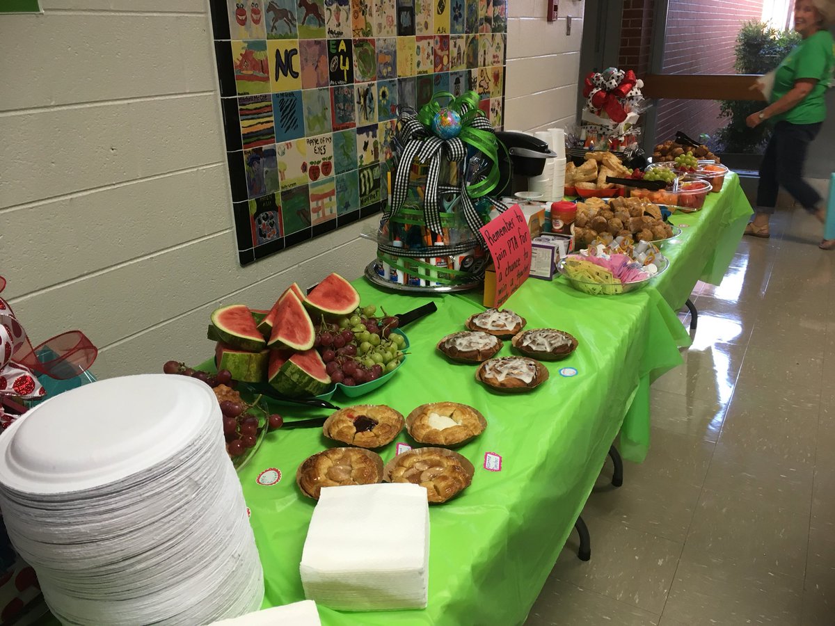 ScottsDots's tweet photo. So grateful for this wonderful breakfast that greeted us this morning on our first day back! We have the best PTA @EMYoderElem! #backtoschool https://t.co/tZOD5uFaSE