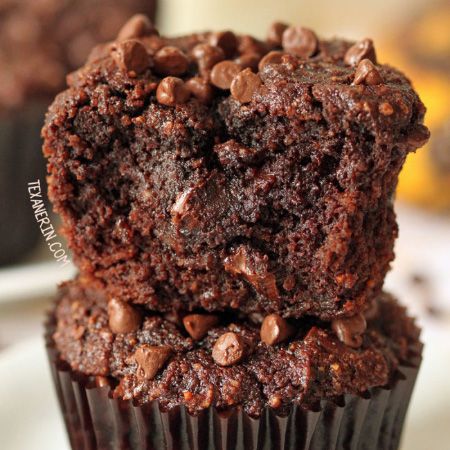 20 #paleo muffin recipes to get your day started off right. The fudgy chocolate banana muffins are a must-make!  buff.ly/2G9VAVr #glutenfree #grainfree