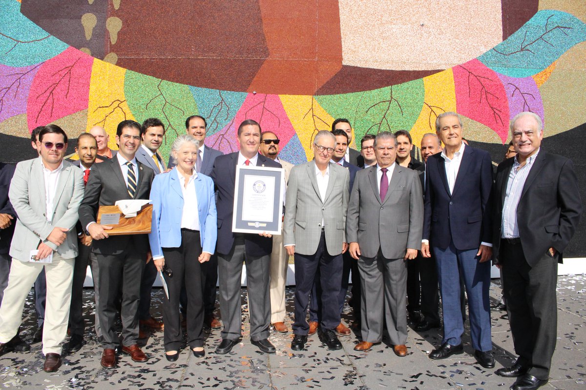 EnriqueRamosFl1's tweet photo. Hoy se registró un nuevo récord Guiness para #Jalisco, con el mosaico de chaquira más grande del mundo realizado por la comunidad Wixárica, una gran obra que nos llena de orgullo en el marco del XXV Encuentro Internacional del Mariachi y la Charrería. 
@EncMariachi https://t.co/ZboFSSB9cL