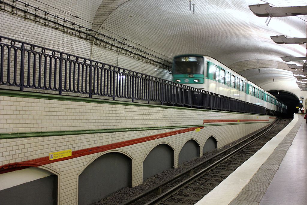 à Mirabeau sur la  @Ligne10_RATP les métros fonce sur la rampe !!!!!!!  #qml  #ratp