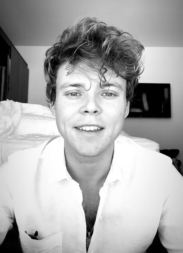 cthveternity's tweet photo. my friends thinks Ashton is the ugliest in the band &amp; i am so disappointed with them. he is the loveliest man I’ve ever met.

RT or like if you agree with me ♡ 
#MYTPerth #MeetYouThereTour https://t.co/mOWsnFi8iI