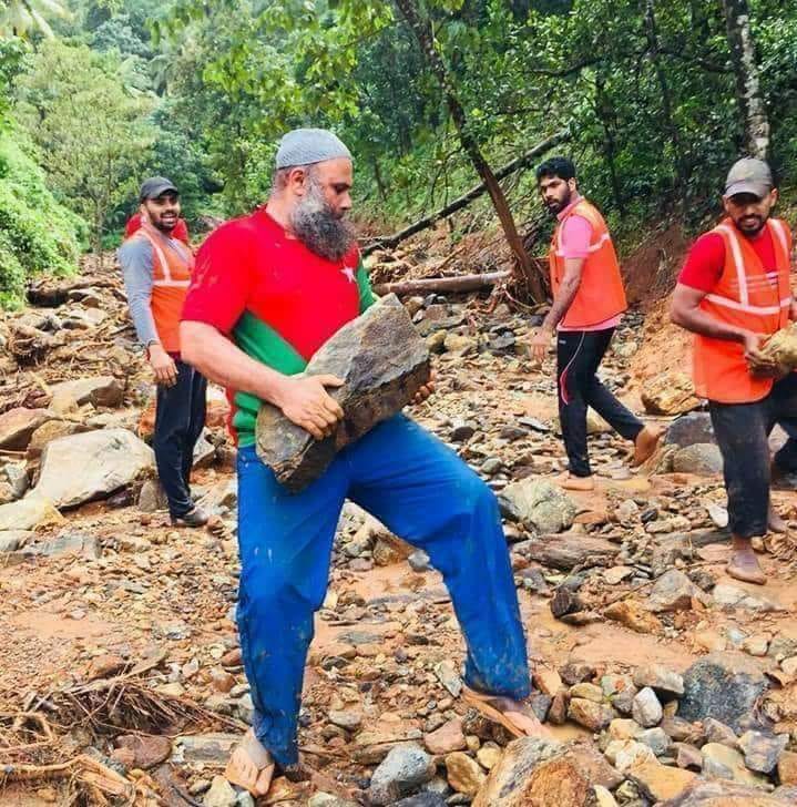 mis_riyashow's tweet photo. Epic Pics to be shared of #SDPIinKerala 
#KeralaFloodRelief works.
They did a selfless service without being tired of their works. Hats off to you @sdpofindia 
@ANI @ndtv @AlJazeera @TOIIndiaNews @IndianExpress @sabrangindia @MuslimMirror @milligazette
Media Needs to Report it. https://t.co/dBwaBlynd8