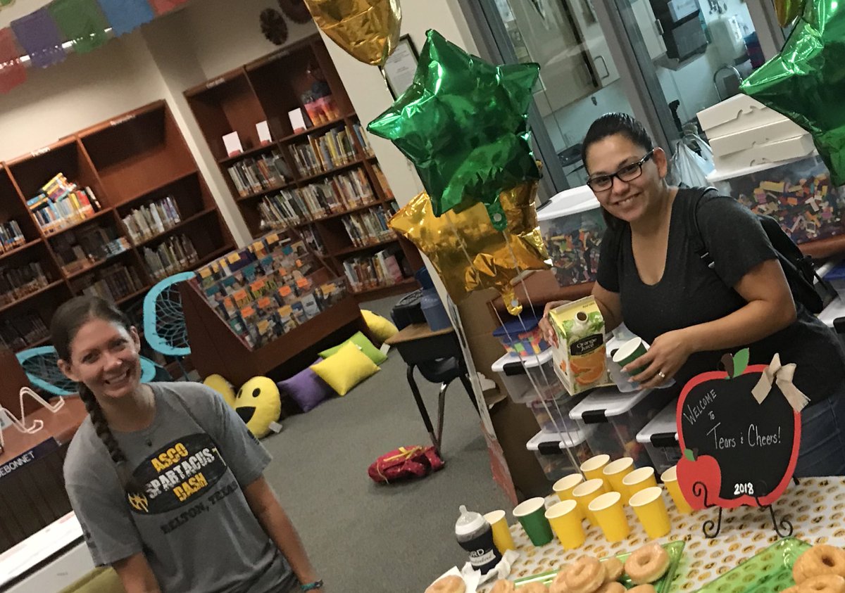 PrincipalRA's tweet image. The smiles are contagious at Thompson Elementary! Our kinder kiddos and parents can’t help but smile ear to ear! Love our school! #ThompsonisExcellence #CFBfirstday @thompsoncougars