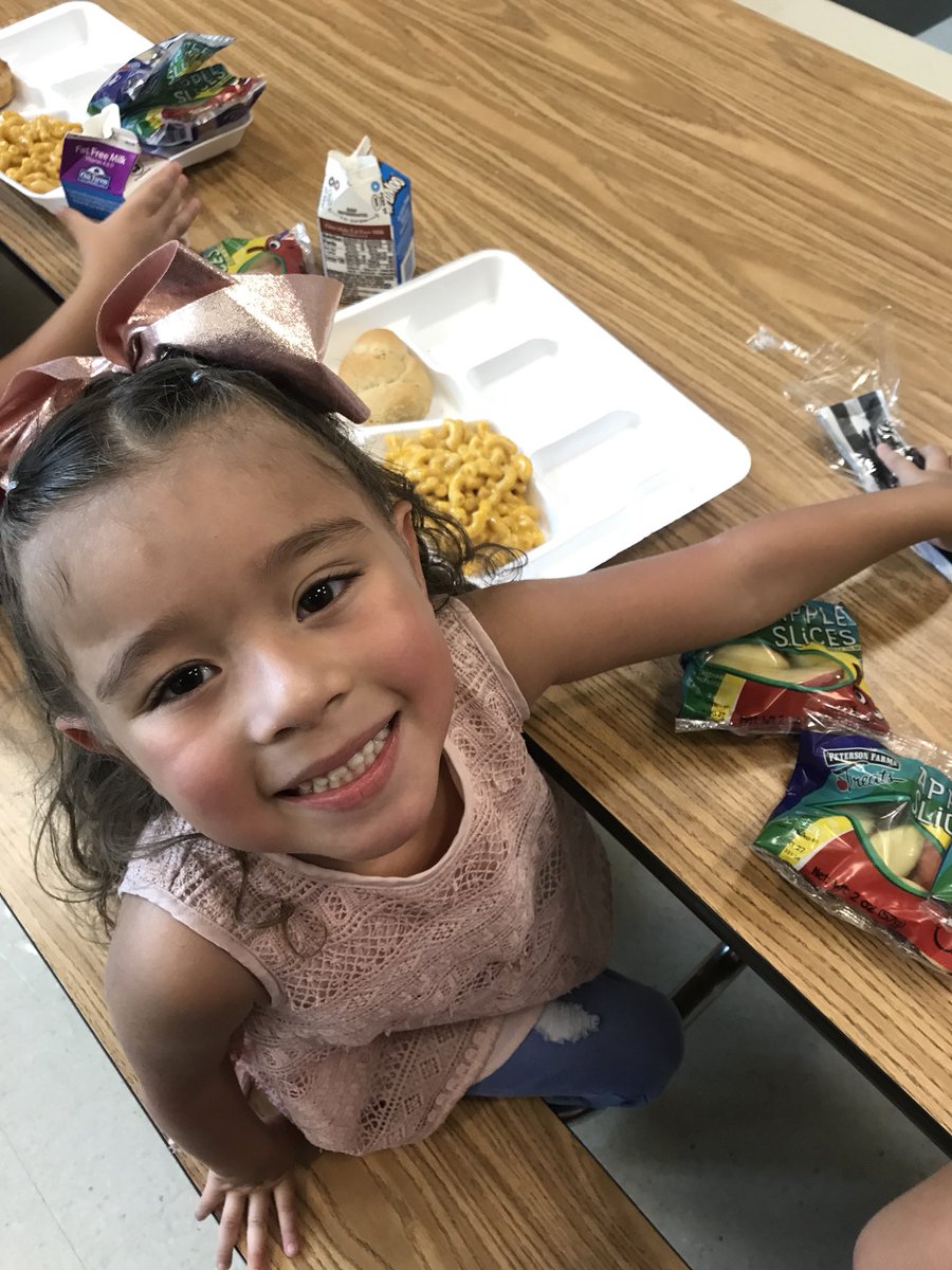 PrincipalRA's tweet image. The smiles are contagious at Thompson Elementary! Our kinder kiddos and parents can’t help but smile ear to ear! Love our school! #ThompsonisExcellence #CFBfirstday @thompsoncougars