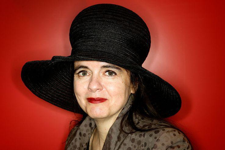 "Comment voulez-vous vivre sans écrire ? C’est tellement difficile de vivre que sans écrire, la vie n’est juste pas possible." Amélie Nothomb fait sa masterclasse. À réécouter et à revoir ici ! 🎧 franceculture.fr/emissions/les-…