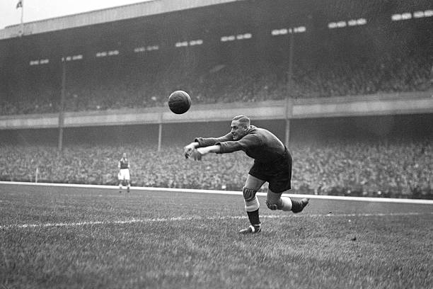 FOTOS HISTORICAS O CHULAS  DE FUTBOL - Página 20 DlD3aLVXsAIEWuQ