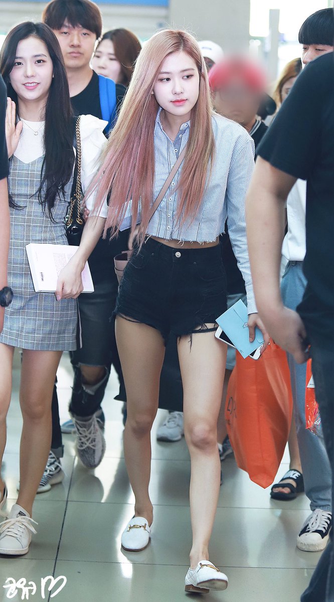 rosepacrk's tweet photo. 180815 ICN Airport 

cr. koreaika
#블랙핑크 #로제 #BLACKPINK #ROSE ⁠ https://t.co/bFyDBtiy7Q