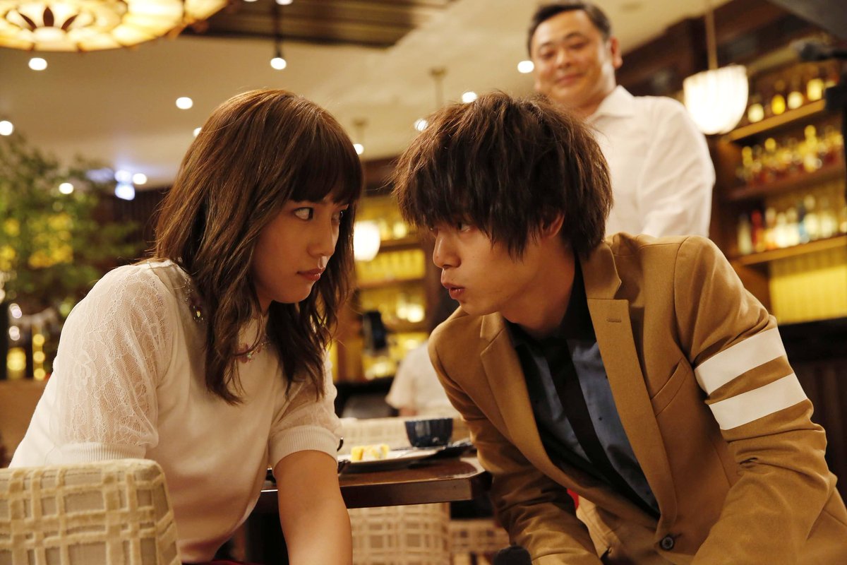 HTvasahi's tweet photo. 第5話のシーンから…
お洒落して素敵なレストランで食事中の翔ちゃんとゆり子👫♥️

店員さんを前に、2人してコソコソなんやら相談中…🤨⁉️
⠀
#どっちが払うか論争中
#翔ちゃん
#民泊で儲けたお金どうした❓
#え！ギャンブルで使ったって…⁉️
#ヒモあるある言いたい
#ヒモは貯金しない
#ヒモメン https://t.co/NSUSBKvpSB