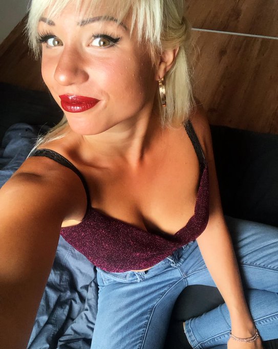 Strange eyes incoming ☺️ Also an manchen Tagen sehen meine Augen farblich so anders aus als sonst...<a href="/tag/jeans"class="tags"><span>#jeans</span></a><a href="/tag/model"class="tags"><span>#model</span></a><a href="/tag/eyes"class="tags"><span>#eyes</span></a><a href="/tag/girl"class="tags"><span>#girl</span></a><a href="/tag/blondie"class="tags"><span>#blondie</span></a><a href="/tag/blond"class="tags"><span>#blond</span></a><a href="/tag/sunkissed"class="tags"><span>#sunkissed</span></a>