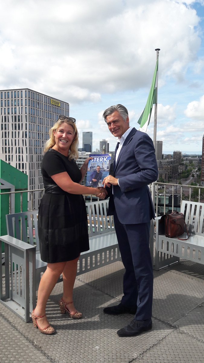 #stadsbakens010 vertellen tijdens #eurekaweek2018 over Het Witte Huis Wethouder <a href="/adriaanvisser/">Adriaan Visser</a> overhandigt @Janneliek van <a href="/RdamPartners/">Rotterdam Partners</a> nieuwe editie blad STERK
