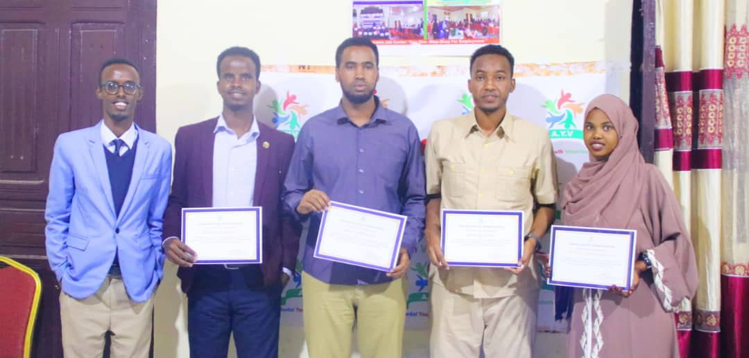Abuubakarduceys's tweet photo. Yesterday, as it was the #WorldHumanitarianDay we as @AwdalVolunteers held a scheme in which we discussed the #Cyclonesagar that hit the region by 19/May/2018.
We awarded the volunteers who participated in the emergency respond in appreciation to their work.
@JamaBuh 
@AGagajir https://t.co/FMstOBwyPG
