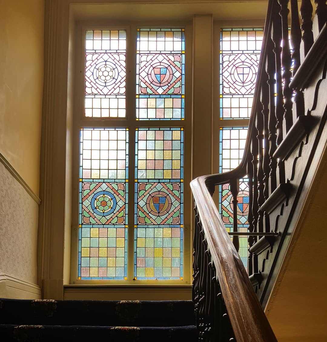 Hello! Our second floor has this fantastic stained glass window, a gorgeous #sight when the lights get through it.
Looking for #accommodation near #Bath? Our #hotel is ideal for a countryside getaway near the #city. More info in our web
#travel #MondayMotivation #Weddinginspo