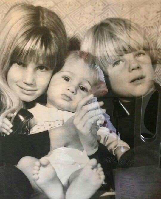 Found this beautiful picture a few weeks back. <a href="/Jemima_Khan/">Jemima Goldsmith</a> you have always been adorable, haven't you? 💕