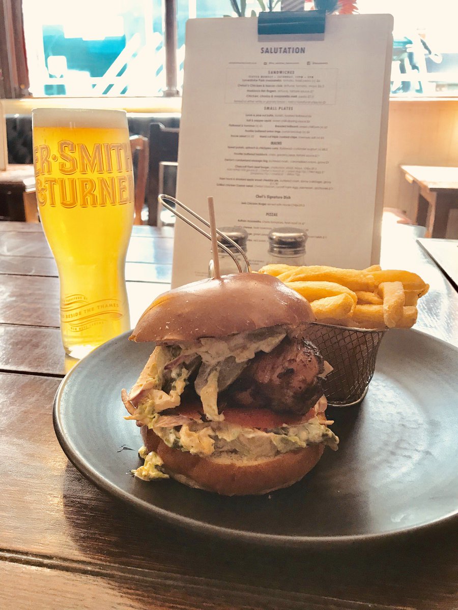 TheSALW6's tweet photo. Warming you up nicely for the #CarnivalWeekend our #ChefSignatureDish this week is #JerkChicken #burger served with house chips &amp; we would recommend a lovely pint of @SierraNevada California  #IPA to compliment it!🍻 @FullersKitchen #Hammersmith #ThePurplePub #Fullers #CraftBeer https://t.co/wdIsI6ZqIK